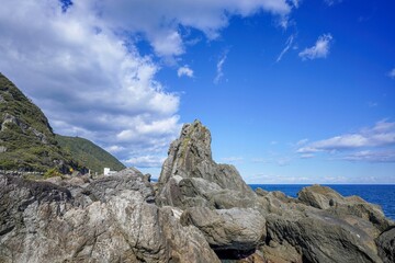 青空バックに室戸岬の海岸で見た奇岩と太平洋のコラボ情景