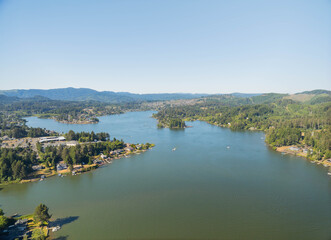 Fototapeta premium A beautiful lake with a town in the background