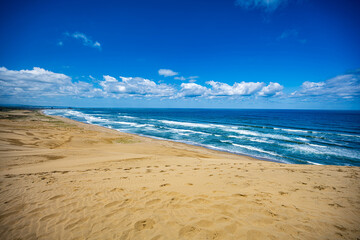 晴天の砂丘と海
