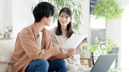 一軒家の間取りを考えるカップル