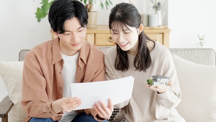 一軒家の間取りを考えるカップル