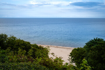 Widok na plaże z klifu