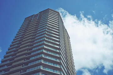 Obraz premium タワーマンションと青空