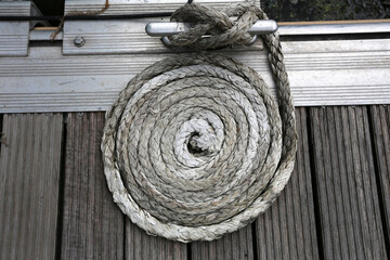 Bout de bateau lov&eacute; en cercle sur un quai