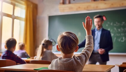 Chłopiec zgłaszający się do odpowiedzi w czasie lekcji