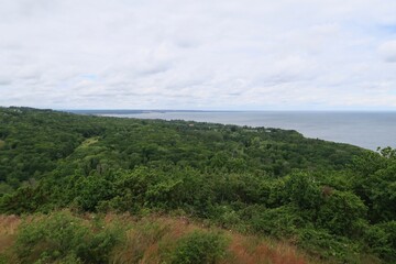 Blick vom Felsmassiv Stenshuvud im Nationalpark Stenshuvud in Skane auf B&auml;ume und die Ostseek&uuml;ste