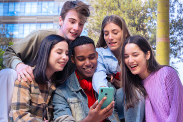Obraz premium Students having fun with mobile phones creating content on social media.