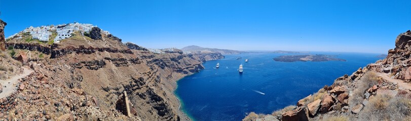Obraz premium Panoramic view of the caldrea with the white towns of Santorini island, Cyclades, Greece