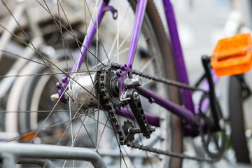 Obraz premium Close-up of a bicycle from behind, view of the axle with the gears.