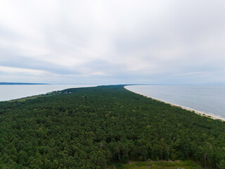 Morze Bałtyckie, Mierzeja Wiślana. Widok z lotu ptaka na plaże, morze i wydmy.