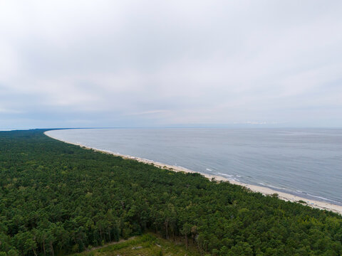 Morze Bałtyckie, Mierzeja Wiślana. Widok z lotu ptaka na plaże, morze i wydmy.