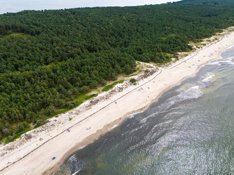 Morze Bałtyckie, Mierzeja Wiślana. Widok z lotu ptaka na plaże, morze i wydmy.