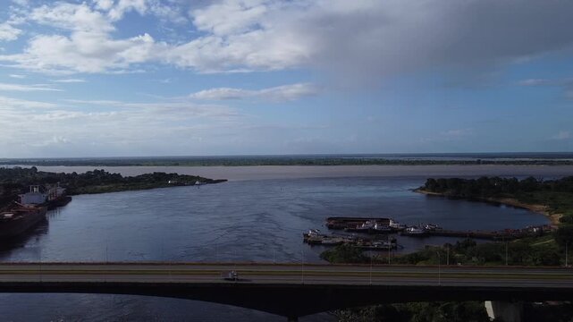 Confluencia del R&iacute;o Caron&iacute; y el R&iacute;o Orinoco en Ciudad Guayana, Estado Bol&iacute;var, espec&iacute;ficamente entre Puerto Ordaz y San F&eacute;lix.