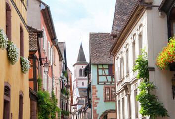Vue de l'&eacute;glise catholique Sainte-Marguerite depuis le centre-ville de Riquewihr