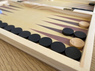 Naklejka premium Backgammon game. Wooden board with backgammon game pieces with dice