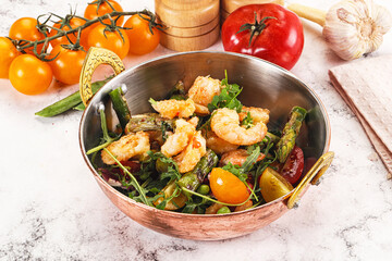 Gourmet salad with prawn and asparagus