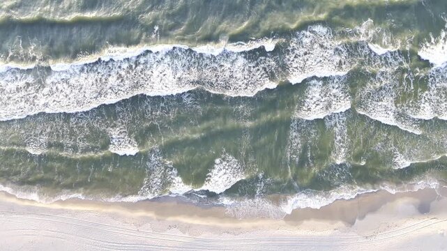 Morze Bałtyckie, zachodząca słońce i pusta piaszczysta plaża. 