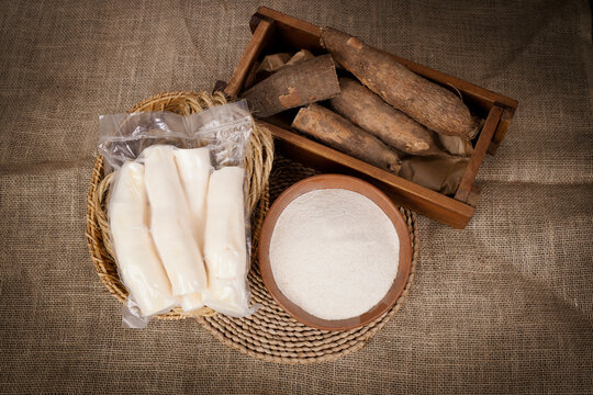 Mandioca, macaxeira, farinha a vacuo - mockup