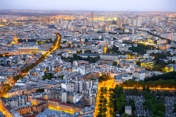 Fototapeta premium Imagem aérea noturna da cidade de Paris na França em 2024.