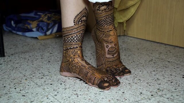 Mumbai, India 23rd July 2024: Close-up shots of an Indian bride getting henna also known as Mehendi or mehndi done. Henna pattern. Traditional Rasam or rivaz of done with henna mehandi