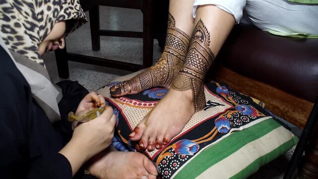Mumbai, India 23rd July 2024: Close-up shots of an Indian bride getting henna also known as Mehendi or mehndi done. Henna pattern. Traditional Rasam or rivaz of done with henna mehandi