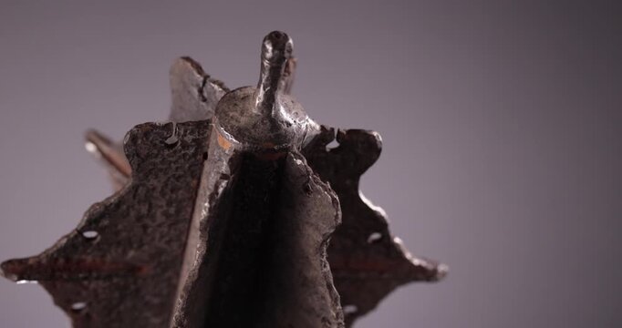 Detailaufnahme einer alten historischen Schmiedekunst Keule Streitkolben eines mittelalterlichen Soldaten Aggressor vor schwarzem Hintergrund