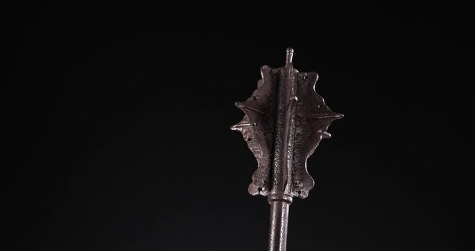 Detailaufnahme einer alten historischen Schmiedekunst Keule Streitkolben eines mittelalterlichen Soldaten Aggressor vor schwarzem Hintergrund