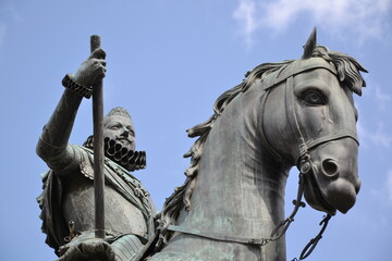 Fototapeta premium Madrid, Espagne, 16 juillet 2015 : Statue equestre de Felipe 3 sur place Mayor de Madrid