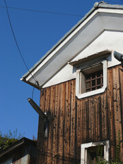 日本の蔵の壁に設置された街灯