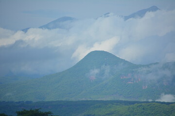 Fototapeta premium montaña con nubes