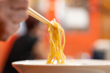 ラーメンを食べる男性