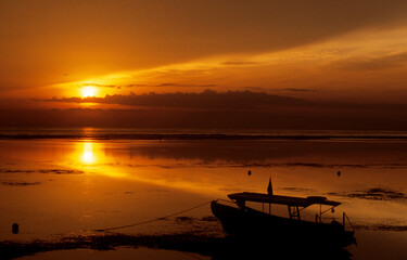 golden orangener Himmel am Strand des Mittelmeers mit dunklen Wolken bei Sonnenuntergang