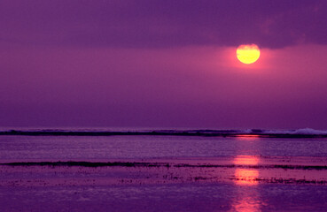 wunderschöner romatischer malerischer Sonnenuntergang am Stand von Bali