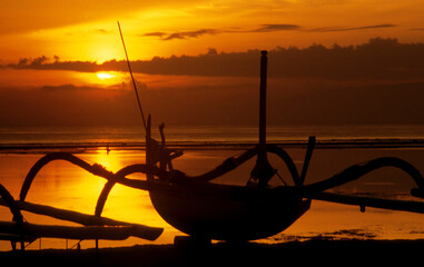 golden orangener Himmel am Strand des Mittelmeers mit dunklen Wolken bei Sonnenuntergang