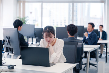 長時間のデスクワークで疲れたビジネスウーマン