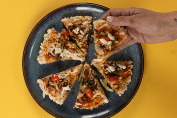 pizza cortada vegana