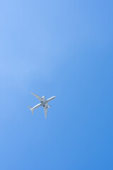 青空を飛ぶ飛行機