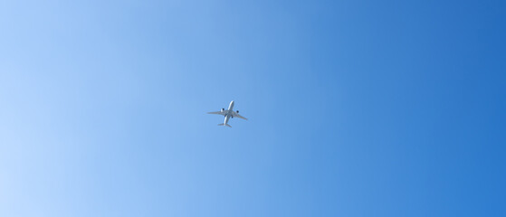 青空を飛ぶ飛行機