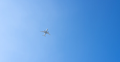 青空を飛ぶ飛行機