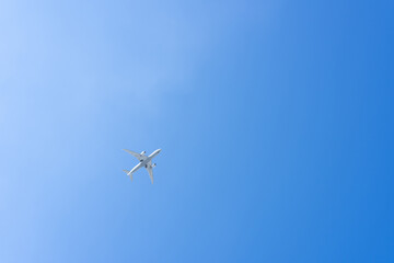 青空を飛ぶ飛行機