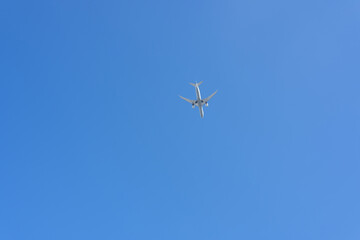 青空を飛ぶ飛行機