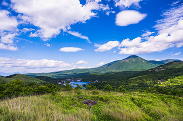 夏の霧ヶ峰からの白樺湖と蓼科山