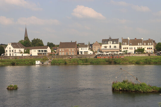 Sommer an der Maas; Blick vom belgischen Lanaye hin&uuml;ber zum niederl&auml;ndischen Eijsden