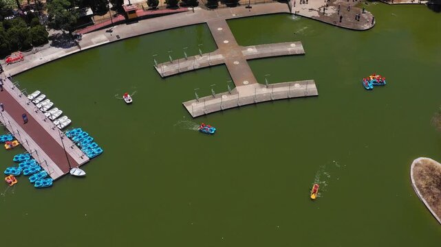 Toma a&eacute;rea de un lago en Chapultepec, Ciudad de M&eacute;xico, donde se observa a personas disfrutando de paseos en bote y actividades al aire libre en un d&iacute;a soleado. Hermoso paisaje urbano natural.