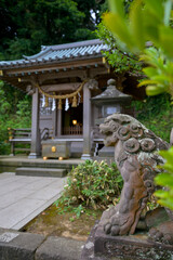 Japanese temple entrance with lion sculpture on the front
