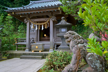 Japanese temple entrance with lion sculpture on the front
