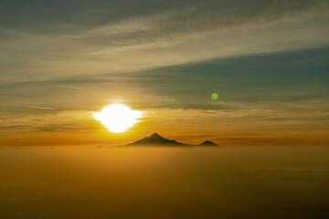 Pico de Orizaba y Sierra Negra desde Malinche al amanecer