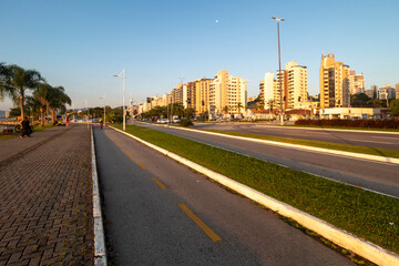 a lua e o  pôr-do-sol e a avenida beira-mar norte de Florianópolis, Santa Catarina, Brasil Florianopolis