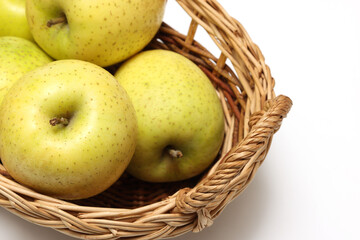 白背景の籠に盛った和梨