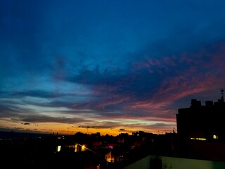 Puesta de sol desde una ventaja en la ciudad